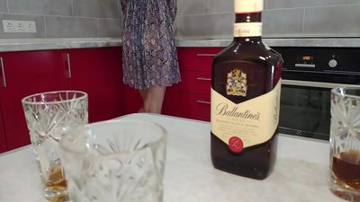 Sexo com a esposa bêbada de um amigo. Espero não engravidá-la.